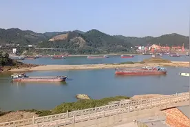 细看梧州西江黄金水道1200吨船如何原地掉头并驶入码头进行装货视频封面