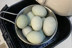 把皮蛋放进空气炸锅，出锅瞬间变美食，头一次这样吃，巨巨巨好吃视频封面