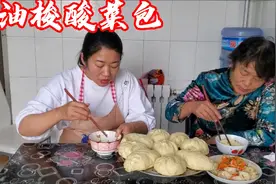 又好久没吃包子了，蒸个油梭子酸菜包子，和老妈俩人能吃一大笼屉