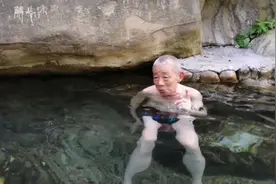 北碚区国道212嘉陵江野温泉，退休老人78高年龄泡温泉没有感冒过视频封面