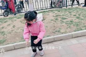 校门口调侃小朋友:能不能做她的妈妈，小朋友的反应真可爱！