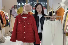 灰色小香风羽绒服搭配高腰牛仔裤，时尚显瘦显高，微胖也能驾驭！