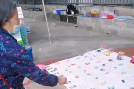 带奶奶体验年轻人的生活之套圈圈视频封面