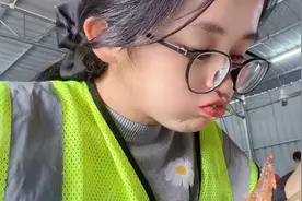 在京东物流做扫描员，在饭堂吃午饭加鸡翅膀，吃饱饭才有力气干活视频封面