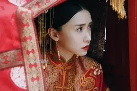 这是我见过最霸气的新娘，不给走正门，拿着斧头硬闯，无人敢拦。视频封面