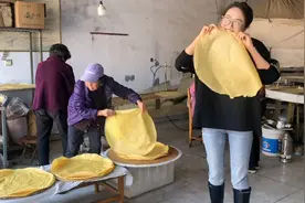 山东大嫚推40多斤煎饼去城里送礼，在山东还有什么比煎饼更稀罕视频封面