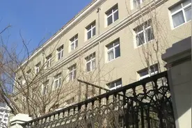 鞍山胜利小学。建于1950年，人称鞍山小学排名第一，但空间太小。视频封面