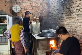 和婆婆榨菜油回来，用现榨的菜油做个炸酥肉，表面金黄，又香又脆视频封面