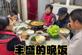 甘肃农村下雨天吃啥美食？自家种的大白菜涮火锅，真是太美味了！视频封面