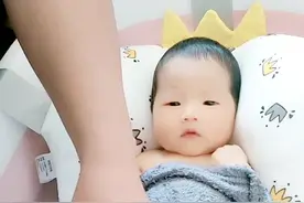宝宝出生第19天月子里第一天洗澡视频封面