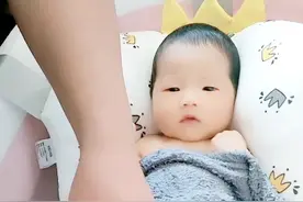 宝宝出生第19天月子里第一天洗澡视频封面