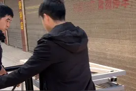 农民工自制升降脚手架电动，省时又省力。