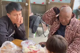 85岁姥爷，肺部有疾病还频繁抽烟，小兵劝导他戒烟，让他多活几年