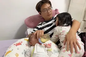 甜甜跟爸爸一起喂妹妹喝奶 ，老公好幸福呀，拥有两个小情人😍视频封面