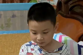 爱臭美的小孩  每次看到唇膏都要涂涂小嘴巴视频封面