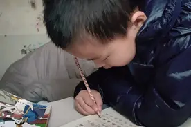 儿子早上5点起床写作业 ，得知原因后 妈妈哭笑不得