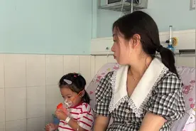 千千第一次生病住院，乖巧懂事安慰妈妈的样子，让人心疼的掉眼泪视频封面