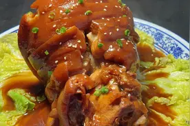 厨师长教你年夜饭红烧肘子家常做法，步骤详细，软烂入味肥而不腻视频封面