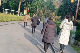 这个世界上 永远亏待的只有父母 ，父母的世界很小 只装的下儿女视频封面