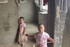 农村贫困家庭5个孩子，别看家徒四壁，孩子照顾的都挺壮实！视频封面