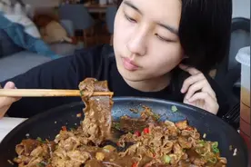 英国留学生拔完智齿大口吃麻将猪油肥牛宽粉，吃的就是爽