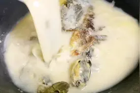 鱼汤这样炖才好喝，不能直接下锅，教你3个技巧，汤汁浓白没腥味视频封面