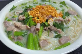 广东人爱吃的猪杂汤粉，每天早上吃一大碗再上班，肉嫩汤香很满足视频封面