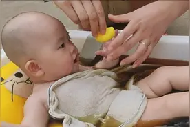 河南宝妈经验分享:夏天，熬艾草水给宝宝泡澡，祛痱止痒，效果好