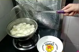 来做个好吃的年糕，配上酱料，yyds！做法也超级简单！视频封面