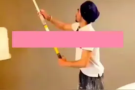 我怀疑我女朋友很久了。

她的贴身衣物上有烟味，而我从不抽烟！视频封面