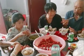 啤酒配龙虾，草莓姥姥姥爷和孩子们吃美了视频封面