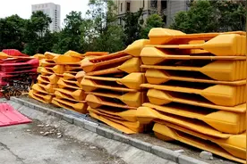 汉口拆下来的疫情封控铁皮围挡和水马，好多钱啊！视频封面