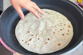 零失败春饼的做法，柔软劲道凉了也不硬，卷上土豆丝，超好吃