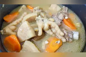 广东靓汤“粉葛”这样搭配，汤白味甜超好喝，做法步骤也很关键