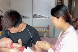 爸爸一抱孩子就哭，妈妈怎么抱都没事，原因竟是爸爸太死板