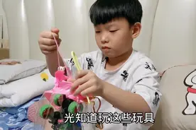 熊孩子11点还不睡觉，不发火根本不听，明天周一上学又要起不来。视频封面