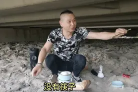 安徽单身汉王律，上海打工20年，如今住桥洞了，彻底疯了