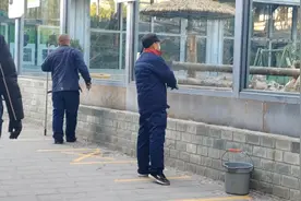 一大早擦玻璃的大爷又来了，大爷表示也是萌兰的忠实粉丝视频封面