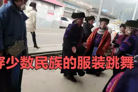 吃酒席看到苗族美女在跳舞，他们的服装跳起舞来太漂亮了，真好看视频封面