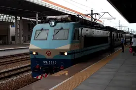 广铁长段SS80240牵引电力客车K536次深圳到洛阳进东莞石龙站办客