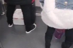 北京地铁晚上十点多人挤人，北漂的奋斗，心酸，疲惫一直都在进行视频封面
