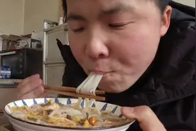 过年亲戚朋友送来1大箱螺蛳粉，小伙大早上就来大口嗦粉，真过瘾视频封面