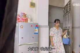 萌妹身高150cm倍感自卑，25岁还单身，打3份工存钱养活自己