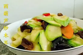用简单的食材做好吃的家常菜，西葫芦炒木耳清脆爽口，好吃下饭。