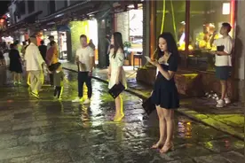 实拍北京老外最多的三里屯酒吧街，豪车云集，街上都是高颜值美女视频封面