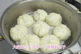 学做新配方的包子皮，胡萝卜粉条酱油肉调的馅，味道独特皮松软