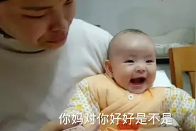 挑战不可能，宝妈天天吃饭做家务也要抱着宝宝