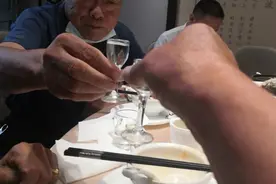 结婚习俗：儿女两家亲家见面，商讨结婚具体事宜，勾通两地风俗