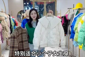 浅绿色收腰羽绒服，搭配白色体恤，时尚青春还遮肉！