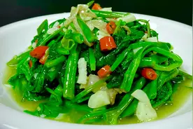 酒店大厨教你炒空心菜小技巧，炒出来不发黄不发黑口感清甜，好吃视频封面